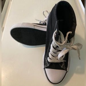 AIRWALK Children High Top Black & White Lace Up Sneakers Size 1.5 Non-Skid Sole.